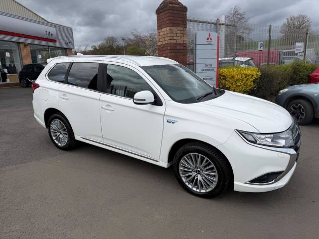 Mitsubishi Outlander 2.4h TwinMotor 13.8kWh Dynamic CVT 4WD Euro 6 (s/s) 5dr SUV Petrol Plug-in Hybrid Frost White